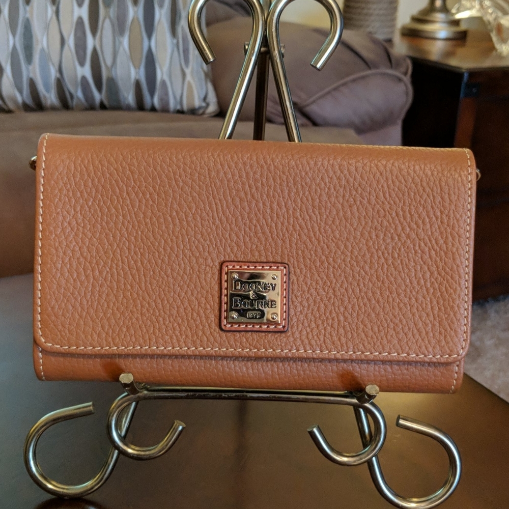 EUC Dooney & Bourke Daphne ( NO STRAP )